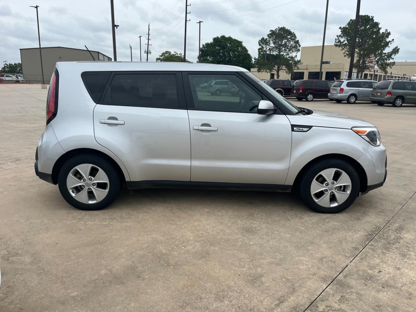 2016 SILVER /black Kia Soul Base 6A (KNDJN2A28G7) with an 1.6L L4 DOHC 16V engine, 6A transmission, located at 14700 Tomball Parkway 249, Houston, TX, 77086, (281) 444-2200, 29.928619, -95.504074 - Photo#7